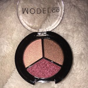 Model co Metallica eyeshadow trio